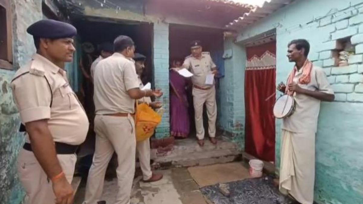 पुलिस ने आरोपी के घर पर चिपकाया नोटिस. (Photo: ITG)