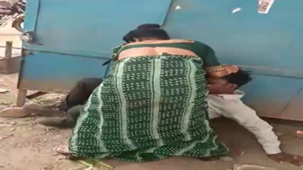 नशे में धुत पत्नी ने पति को पीटा. (Photo: Screengrab)