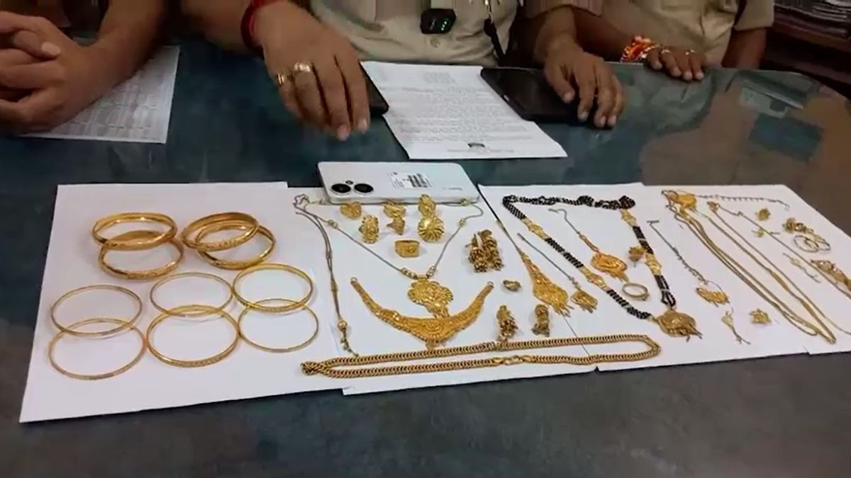 बैंक से लूट मामले में पुलिस ने बरामद किया सोना. (Photo: ITG)