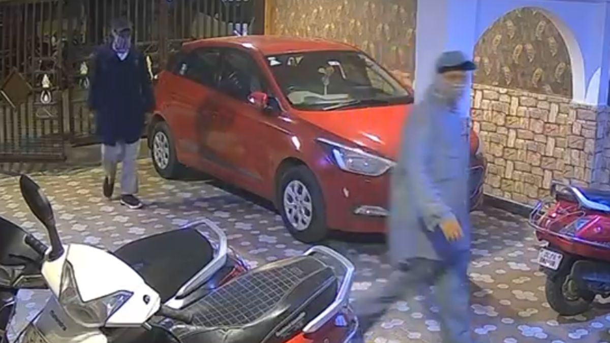 रेनकोट गैंग ने की 50 लाख की चोरी. (Photo: Screengrab)
