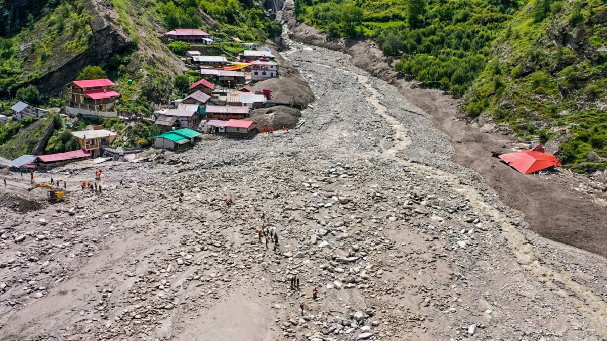 धराली: बाढ़ग्रस्त खीर गंगा घाट में SDRF कर रही ड्रोन निगरानी, सड़क बंद होने से राहत और लॉजिस्टिक पर असर