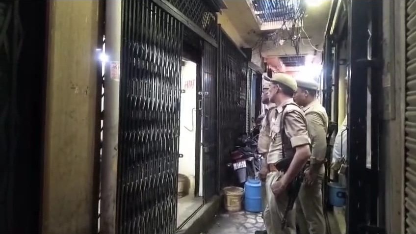 दुकान में वारदात के बाद लगाया अपना ताला.(Photo: Mohd. Usman Chaudhary/ITG)