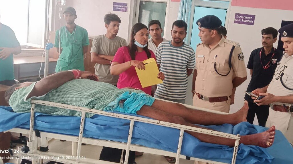 टीचर अस्पताल में भर्ती.(Photo: Dhiraj Kumar Singh/ITG)