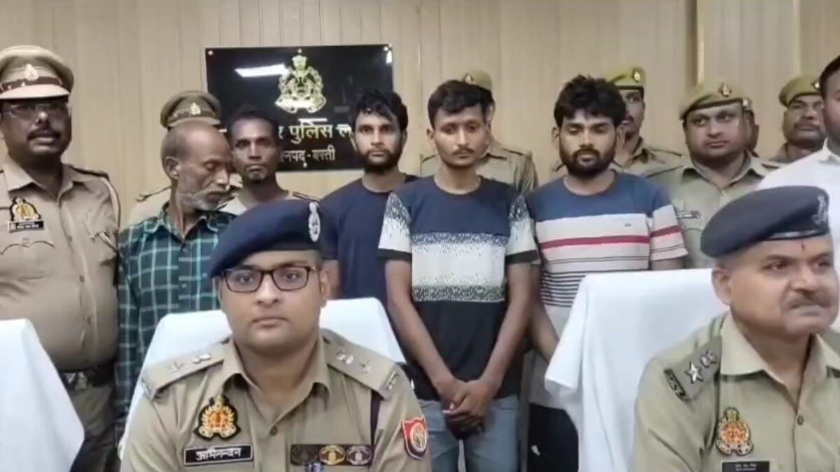 पुलिस गिरफ्त में बाइक चुराने वाला गैंग. (Photo: Santosh singh/ITG)