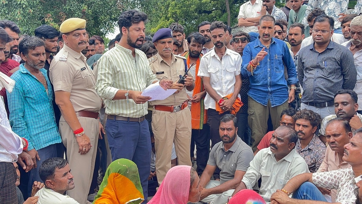 युवती की मौत से गुस्साए परिजनों ने किया हंगामा. (Photo: Chetan Gurjar/ITG)