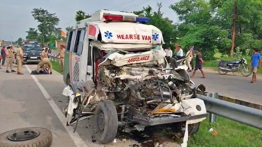 भदोही में एम्बुलेंस हादसे का शिकार (Photo- itg)