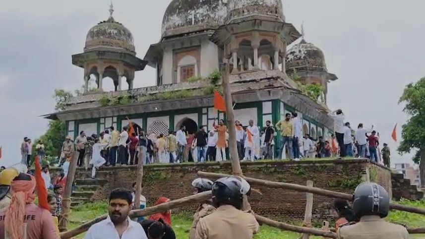 mob at fatehpur tomb