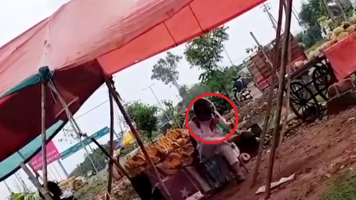 थूकने का वीडियो वायरल.(Photo: Screengrab)
