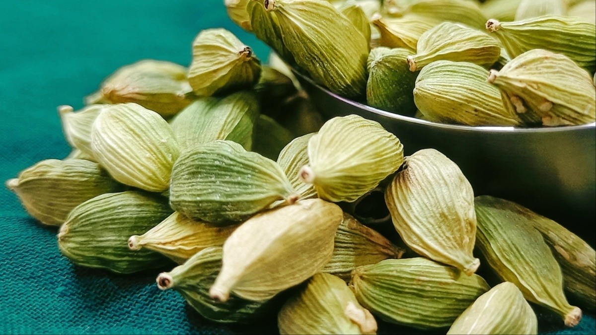 15 दिनों तक रोज चबा लें सिर्फ 2 छोटी इलायची, कभी नहीं होंगी ये दिक्कतें (photo: pixabay)