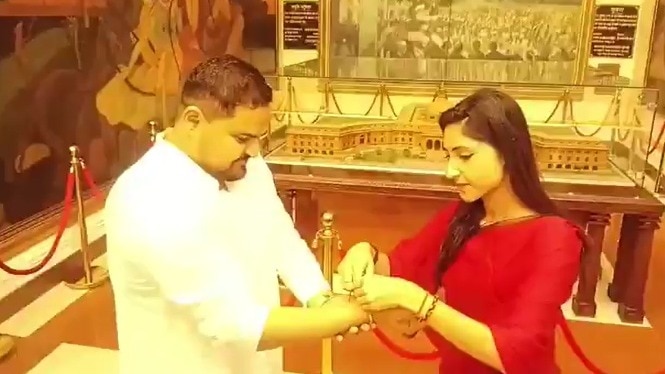 Aditi Singh tied Rakhi to Prateek Bhushan (photo- screengrab)