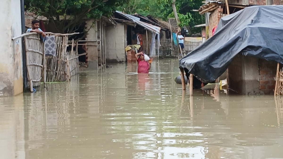 कटिहार में गंगा के उफान से 6 प्रखंड जलमग्न (Photo: ITG/ Rohit Kumar Singh)