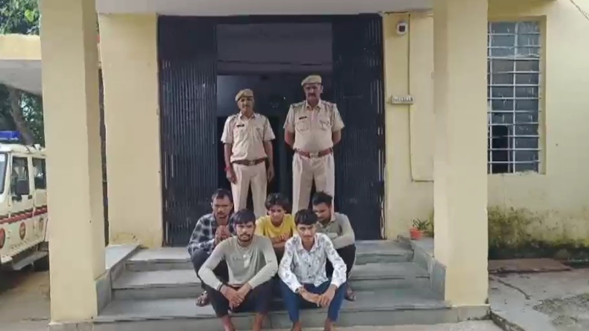 पुलिस गिरफ्त में आरोपी. (Photo: Screengrab)