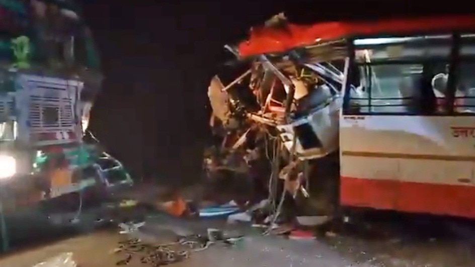 Bus and truck collide in Jaunpur (photo- screengrab)