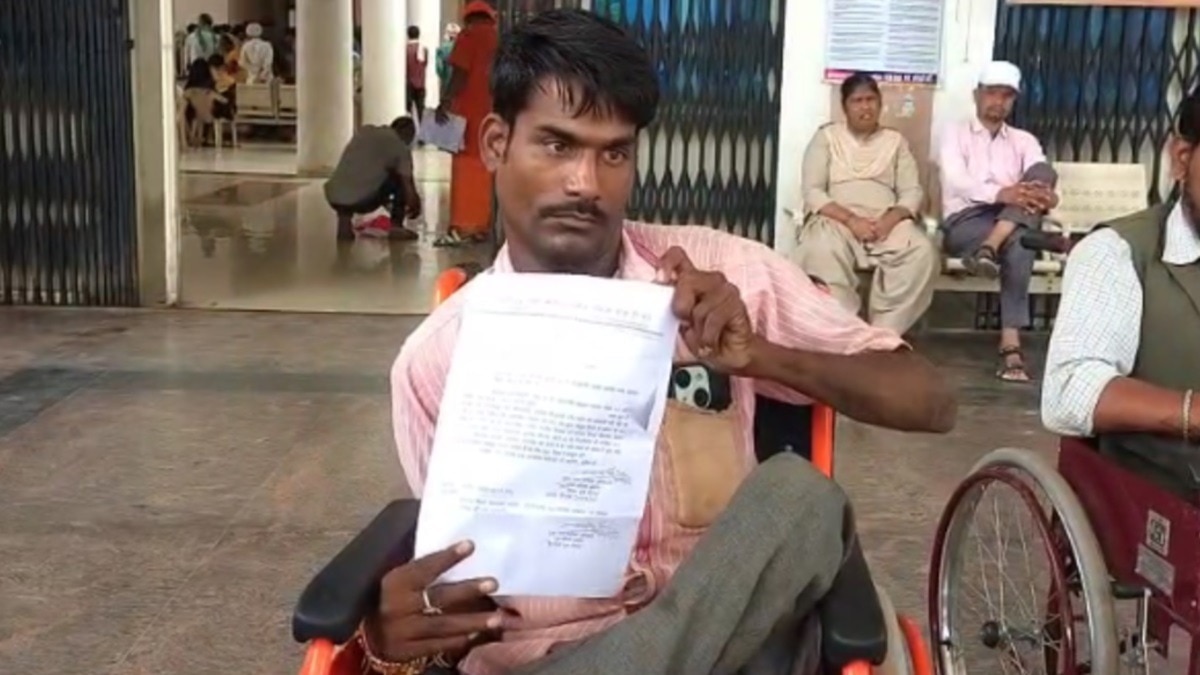 दिव्यांग आवेदन लेकर पहुंचा कलेक्टर के पास.