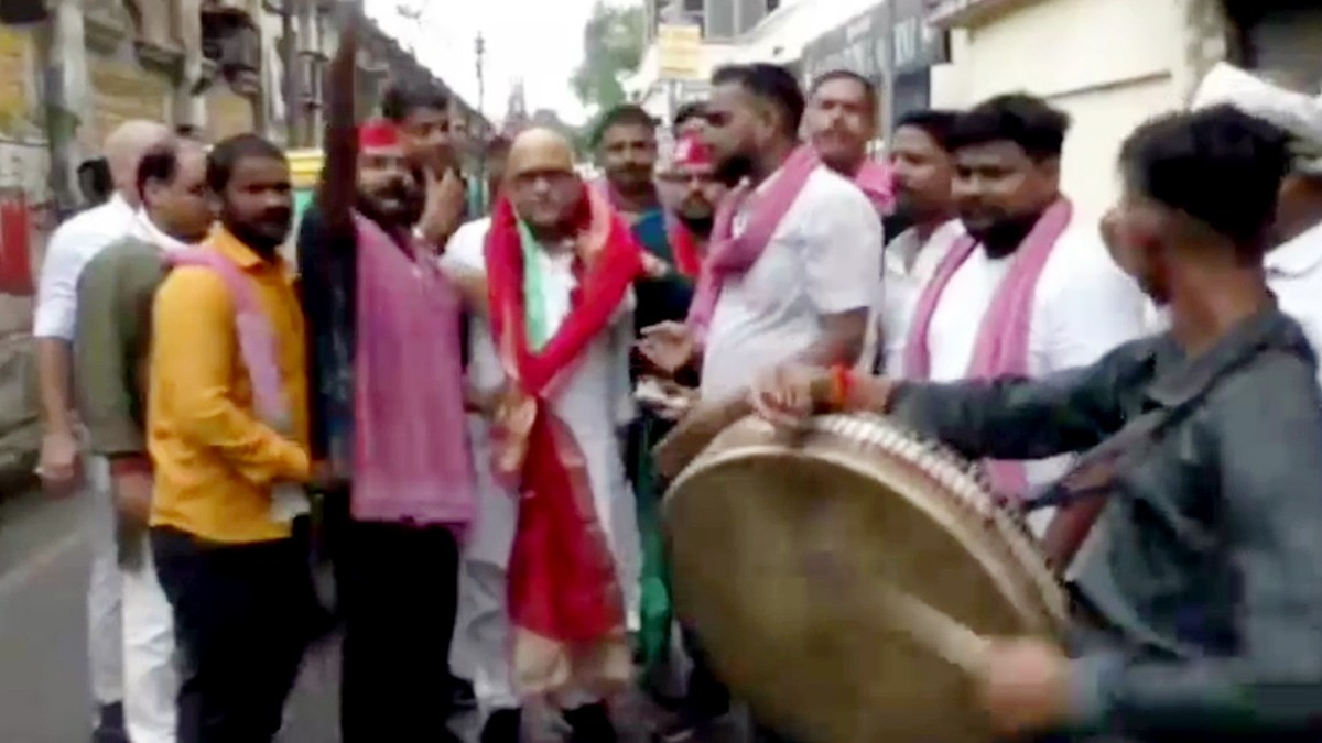 समाजवादी पार्टी के कार्यकर्ताओं के साथ जश्न मनाते अजय राय (Photo: Screengrab)