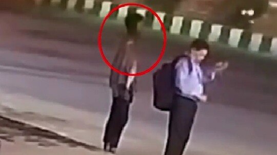 शख्स से लूट करता गला घोंटू गैंग का सदस्य. (Photo: Screengrab)