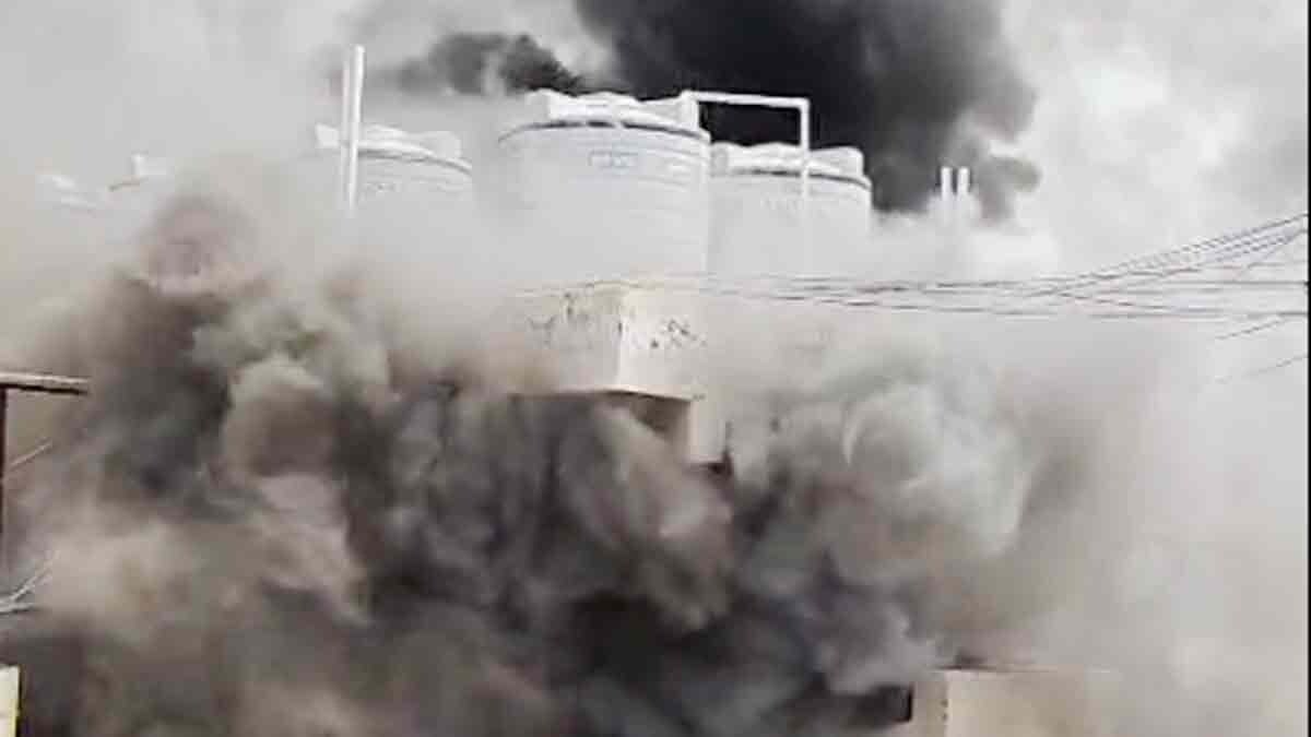 सर्फाबाद में पांच मंजिला इमारत में लगी भीषण आग (Photo: Screengrab)