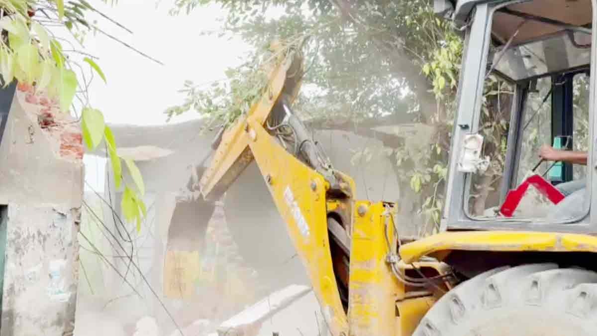 Bulldozer Action on a Dozen Shops Built on Highway Land 