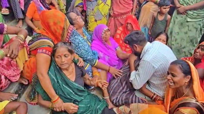 weeping relatives of those who lost their lives in dausa road accident (photo- itg)
