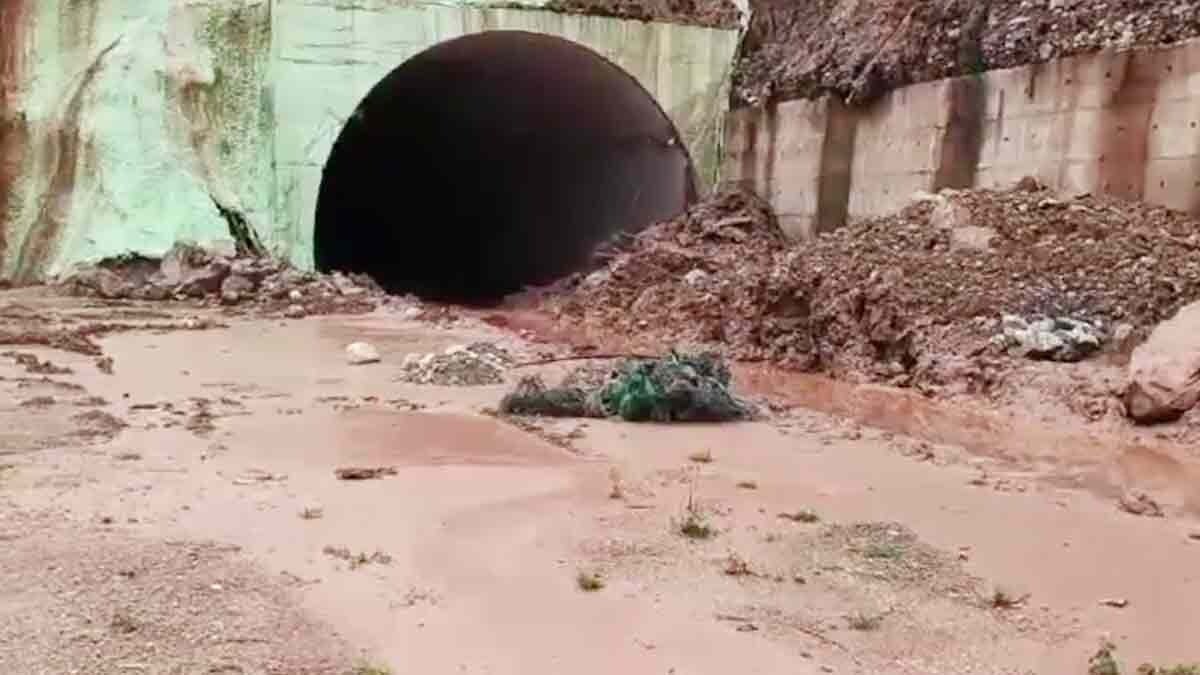 Landslide on 154 Pathankot Mandi NH at Kotla blocked one tunnel again