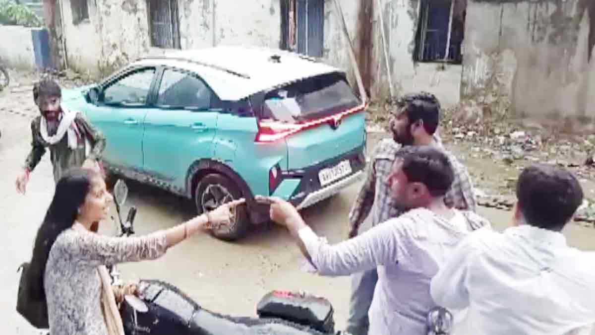 पत्नी ने पति को पीटा (Photo: Jahangir Alam/ITG)