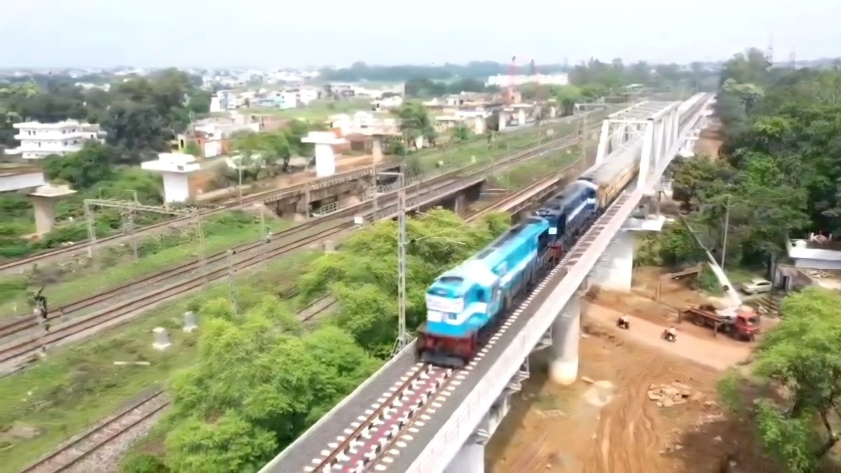 उड़ते जंक्शन में दौड़ी 2 इंजन और 11बोगियों के साथ यात्री ट्रेन.