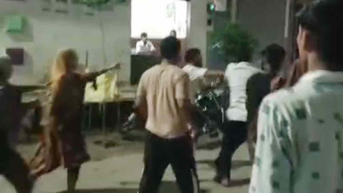 कैराना में बच्चों के विवाद पर खुलेआम फायरिंग (Photo: Screengrab)