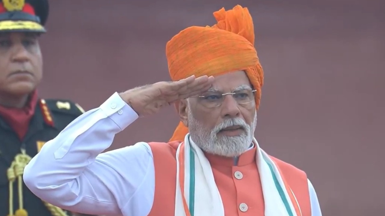 प्रधानमंत्री नरेंद्र मोदी ने लाल किले पर राष्ट्रीय ध्वज फहराया. (Photo: India Today)