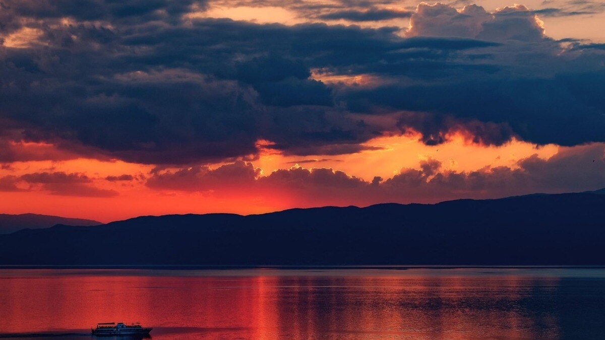 शांत जल पर सूर्यास्त की शांति (Photo- Pixabay0