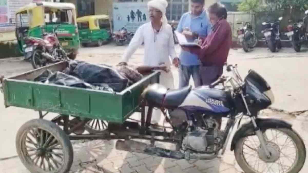 जुगाड़ गाड़ी से मरीज को अस्पताल पहुंचाया (Photo: Screengrab)