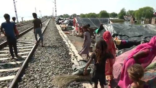  रेलवे लाइन के बगल में लोगों ने बनाया ठिकाना.(Photo: Rohit Kumar Singh/ITG) 