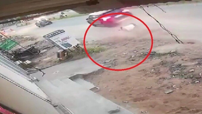 आर्मी के रिटायर्ड कैप्टन को कार ने कुचला. (Photo: Screengrab)