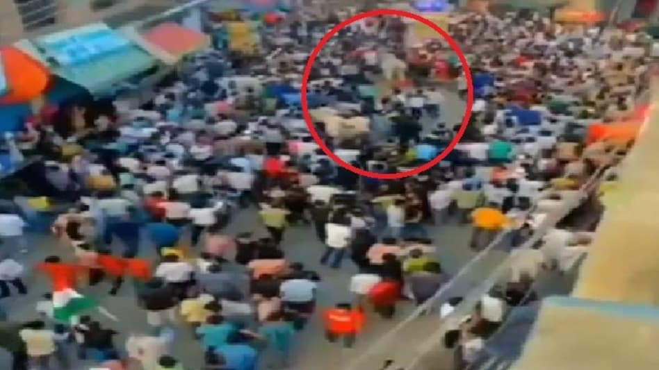 Bull attack during Chehallum: संभल में चेहल्लुम जुलूस के दौरान घुसा सांड, मची भगदड़.... कई लोग घायल – वीडियो वायरल