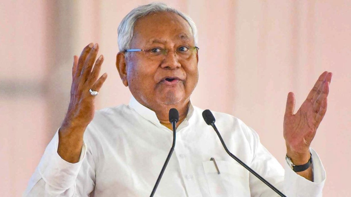 नीतीश कुमारल ने ऐलान किया है कि अब अभ्यर्थियों को किसी भी प्रतियोगी परीक्षा के लिए केवल 100 रुपये का शुल्क देना होगा और मुख्य परीक्षा में शामिल होने पर कोई शुल्क नहीं लगेगा. ( Photo: ITG)