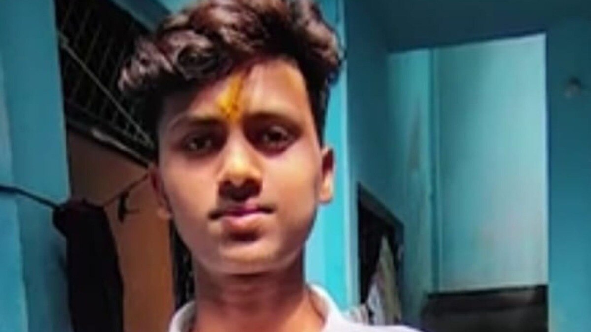 कुलदीप पनकी में पानी-पुरी का ठेला लगाता था और उसी से अपनी पढ़ाई का खर्च उठाता था. (Photo: ITG)