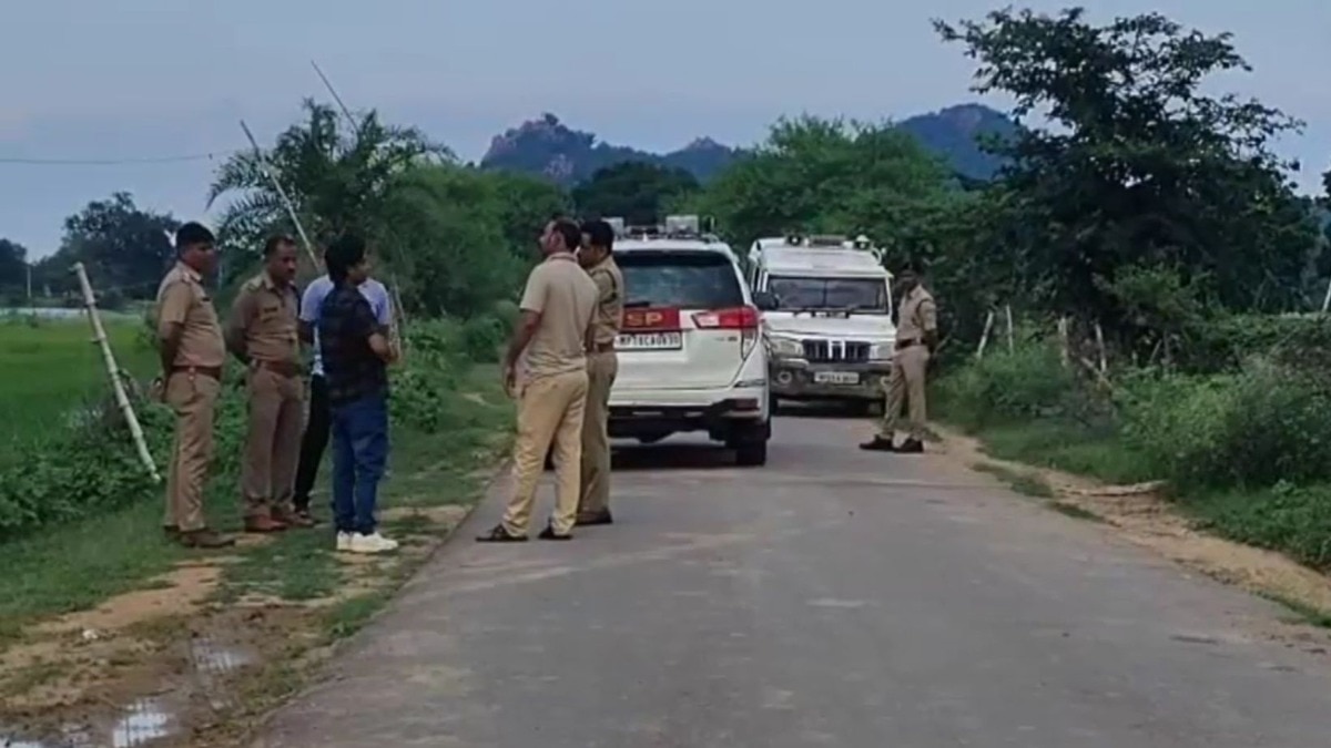 बदमाशों ने प्राइवेट बैंक कर्मचारियों की गाड़ी से 61 लाख 17 हजार रुपए कैश लूट लिए गए. (Photo: ITG)