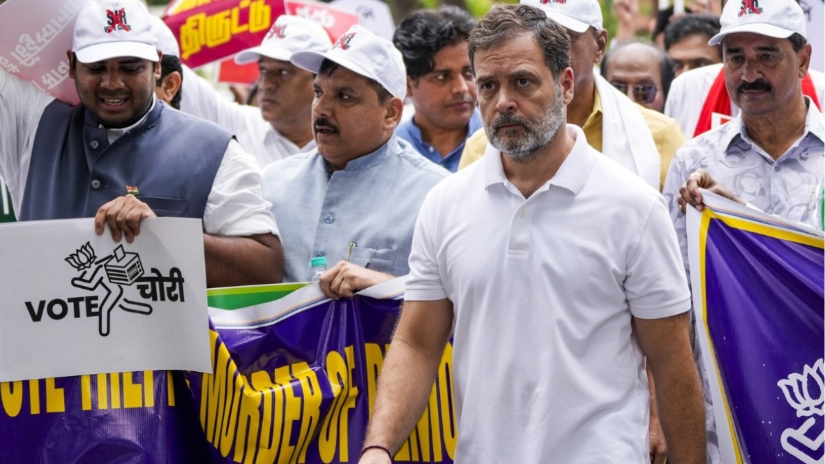 राहुल गांधी और विपक्षी दलों के वोट चोरी के आरोपों के बीच चुनाव आयोग 17 अगस्त, 2025 को नई दिल्ली में एक प्रेस कॉन्फ्रेंस करेगा. (Photo: PTI)