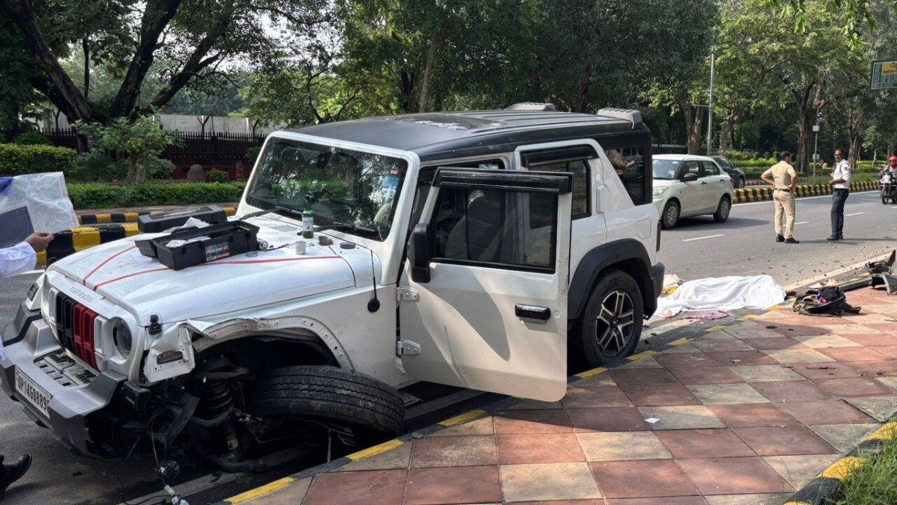 दिल्ली के मोती नगर में थार SUV की टक्कर से बाइक सवार की मौत, चालक फरार