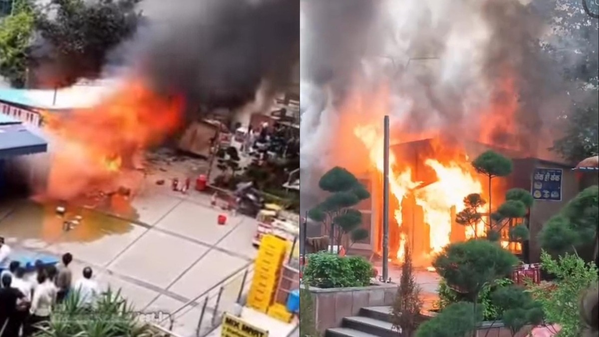 एटीएम मशीन में शॉर्ट सर्किट से आग लग गई.(Photo: Arun Tyagi/ITG)