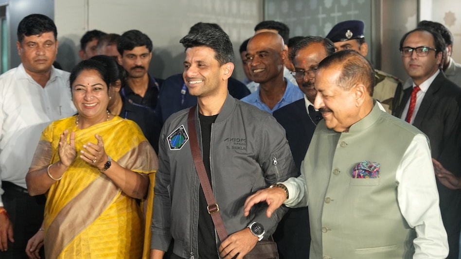 ढोल-नगाड़ों और भारत माता के जयकारे... शुभांशु शुक्ला की वतन वापसी पर दिल्ली में हुआ भव्य स्वागत - Pilot shubhanshu shukla return to india gets grand welcome at delhi airport ntc -