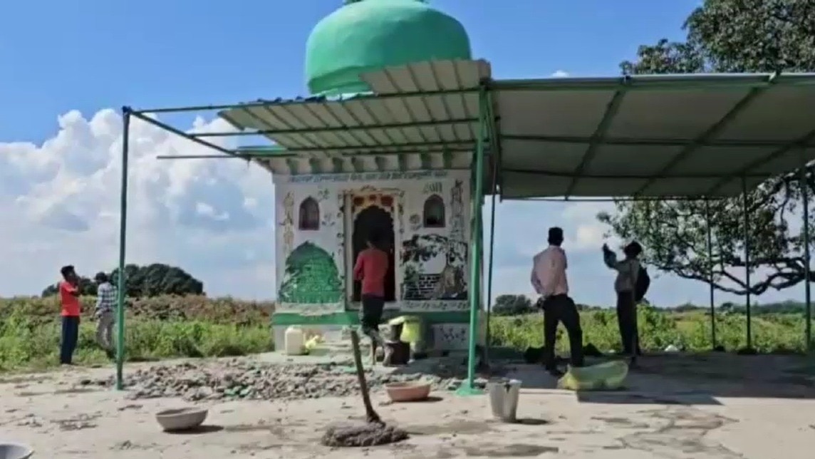 रीवा में मजार तोड़ने से बवाल. (Photo: Screengrab)
