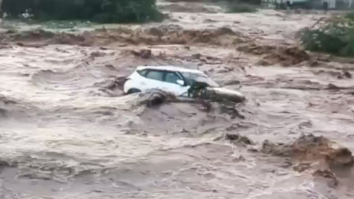 बड़वानी में एक कार और कई वाहन बाढ़ में बह गए. (Photo: ITG)