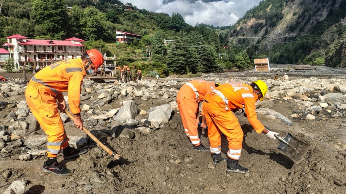 मलबा हटाते बचाव दल के कर्मी.