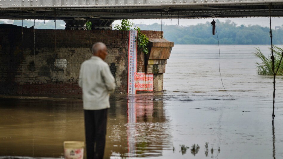 Yamuna Water Level: दिल्ली पर बाढ़ का खतरा! हथिनीकुंड बैराज के सभी गेट खुले, Warning Level के पार हुई यमुना - Delhi on flood alert Hathinikund Barrage all gates opened Yamuna crossed