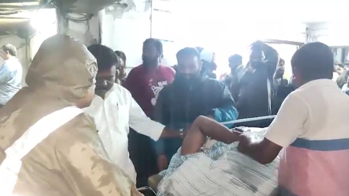 करंट फैलने से मौके पर अफरा-तफरी मच गई और पांच श्रद्धालुओं की मौत हो गई. (Photo: ITG)