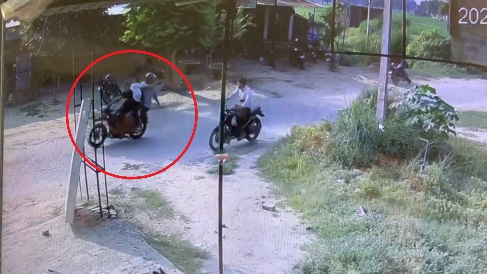 व्यापारी से लूट के बाद भागते बदमाश.  (Photo: Akhilesh kumar/ITG)