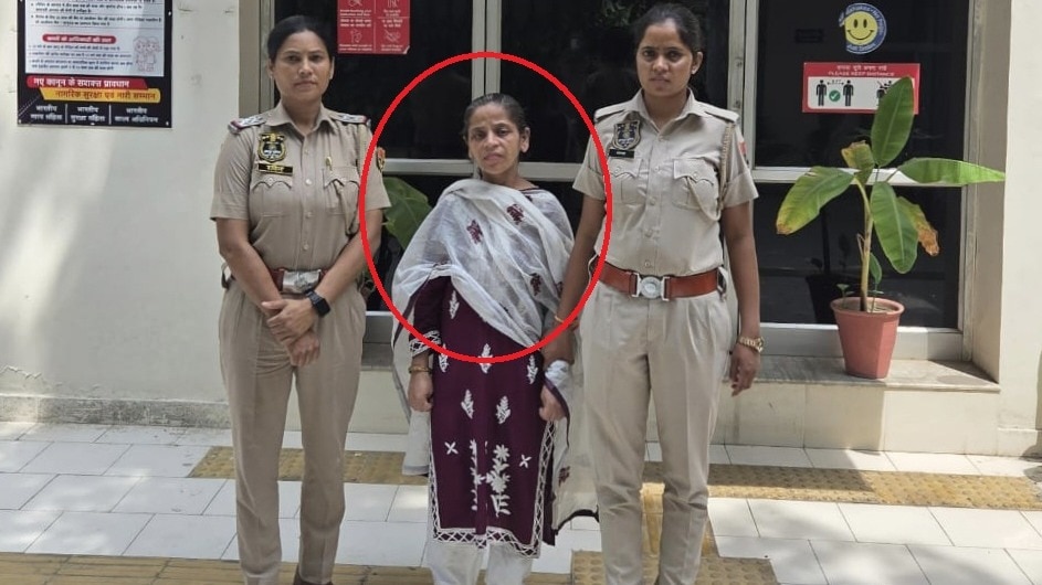 पुलिस गिरफ्त में महिला चोर. (Photo: Vishal Sharma/ITG)