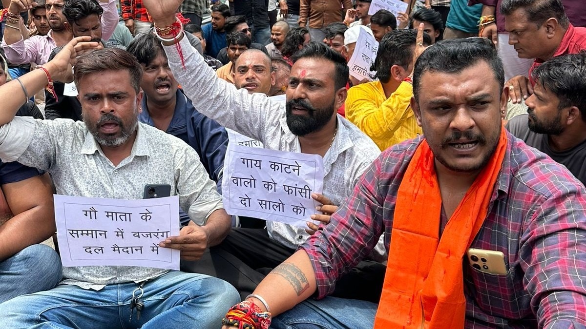 MP: भोपाल में गौकशी से नाराज हिंदूवादी संगठनों का चक्काजाम, आरोपियों के घरों पर बुलडोजर चलाने की मांग