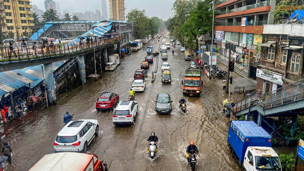 Mumbai Rain: मुंबई में भारी बारिश का तांडव, पानी में डूबा अंधेरी सबवे, स्कूल भी बंद...देखें VIDEO