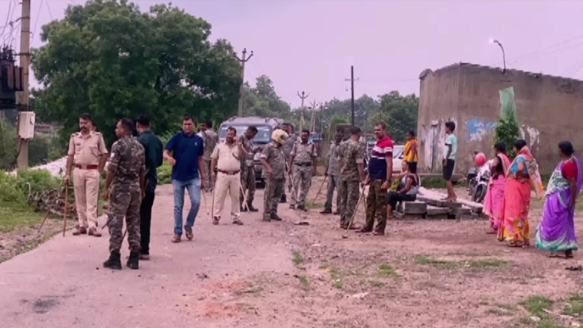 धनबाद में दो मोहल्ले के बीच फायरिंग और बमबाजी. (Photo: Screengrab)